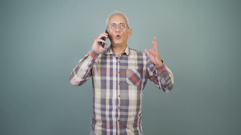 Hombre-Enojado-Hablando-Por-Teléfono.